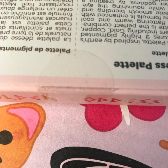 Beautaniq Beauty Golden Goddess Pigmented Eyeshadow Palette. - Picture 4 of 5